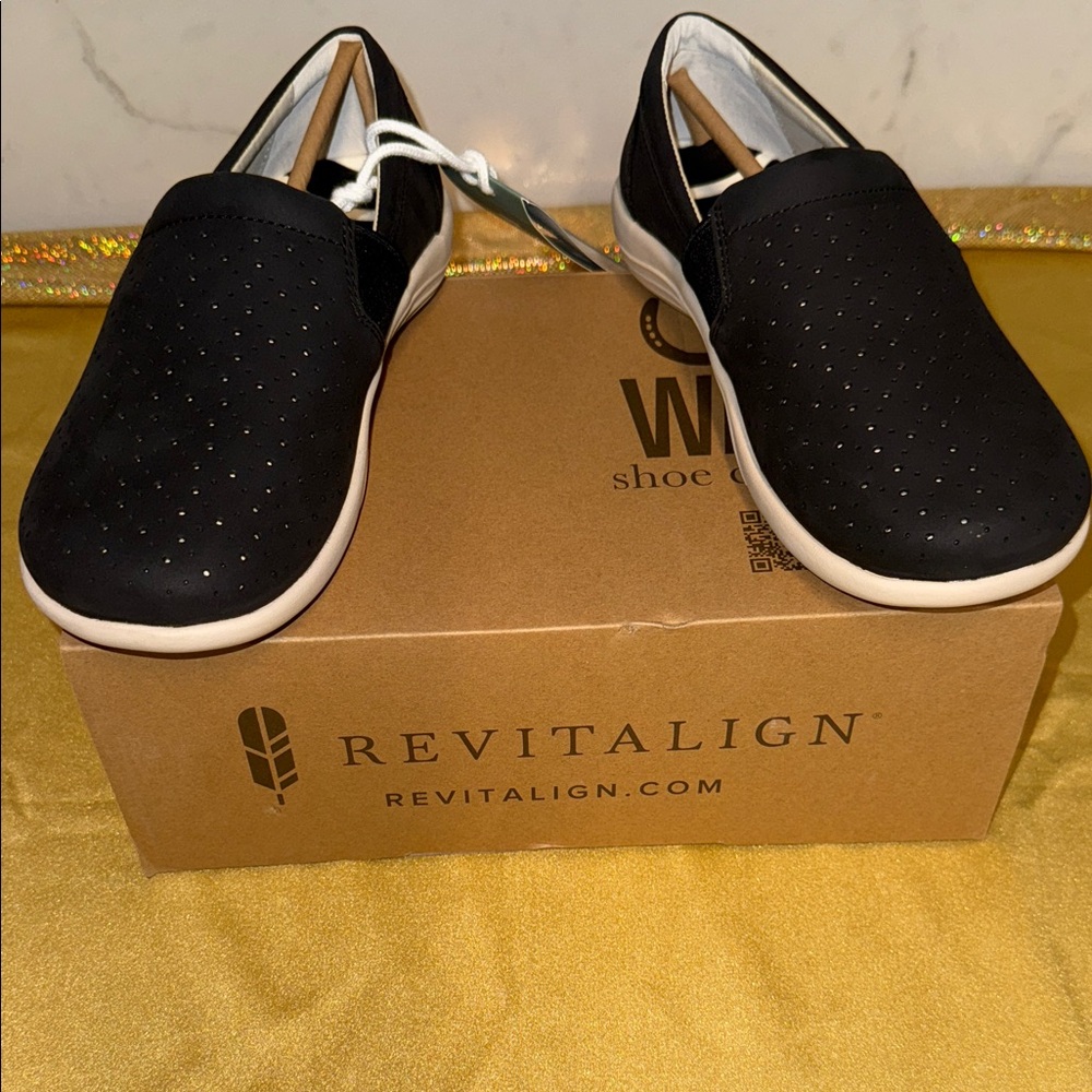 Brand New Larkin Nubuck Sneakers – Women’s Size 6 Wide (6D) 👟🖤